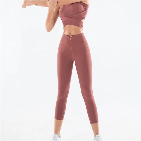 BOWKNOT SPORTS BRA. - Picture 3 of 4